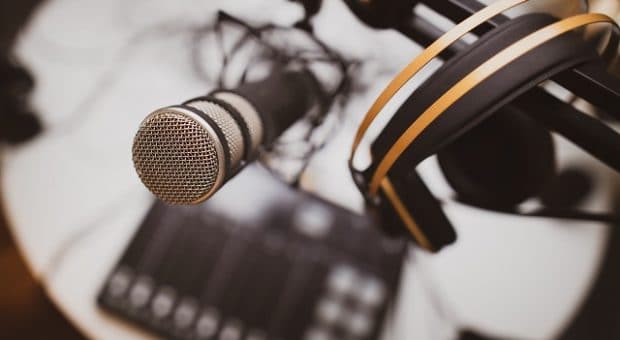 podcast microfono cuffie 620x340